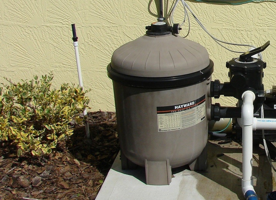 air in pool filter tank